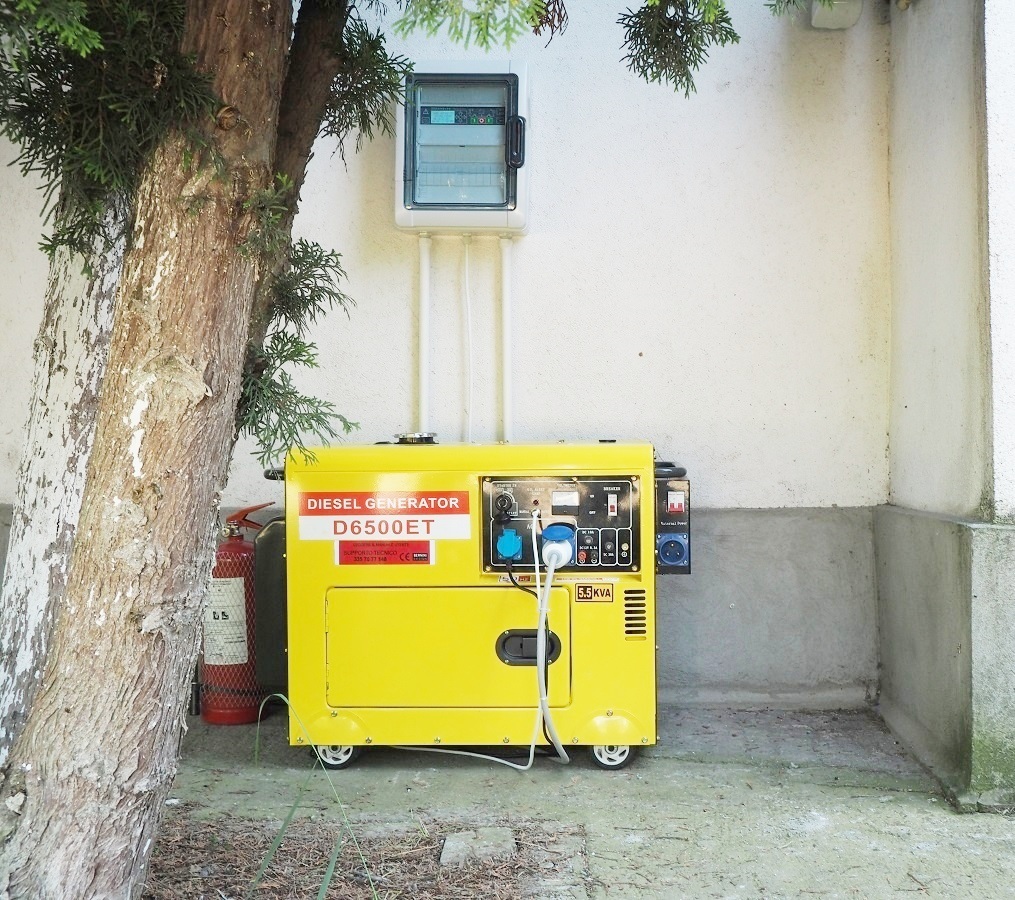 Installazione all'aperto di generatore di corrente per la casa 